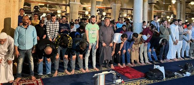 خاشعين لله.. آلاف المصلين يؤدون العشاء والتراويح في الجامع الأزهر‏