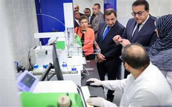   وزير الصحة يجري جولة تفقدية بمعامل المركز المصري للتحكم والسيطرة على الأمراض 