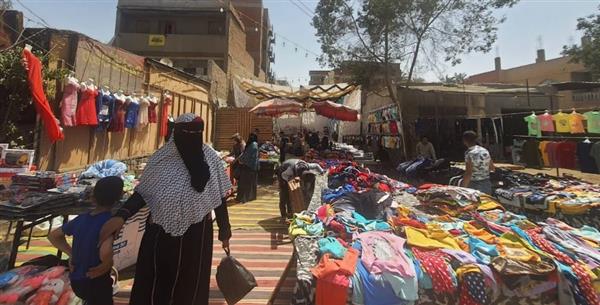 الشعب الجمهوري يقيم معرضا لبيع الملابس الجديدة بأسعار مخفضة في قرى البدرشين بالجيزة