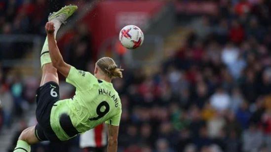 مانشستر سيتى يفوز على ساوثهامبتون 4 / 1 ويواصل مطاردة أرسنال في الدوري الإنجليزي