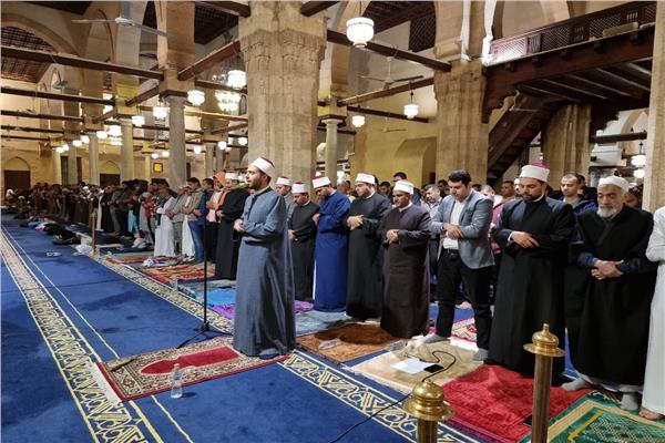 العشاء و التراويح تشهدان إقبالا كبيرا من المصلين بالجامع الأزهر ‏
