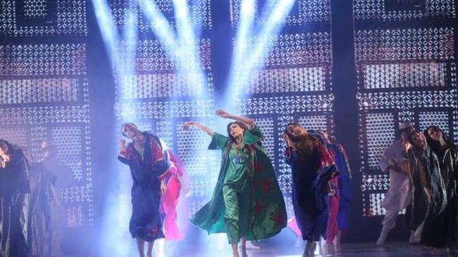 فريق «ستروبيرى سوينج» على خشبة مسرح مركز ساحة روابط للفنون 17 إبريل