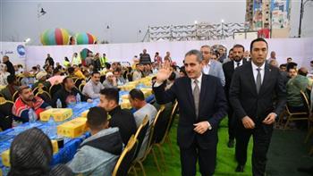 محافظ الغربية يشارك عمال النظافة والأيتام إفطارهم الجماعي بكورنيش طنطا الغربية 