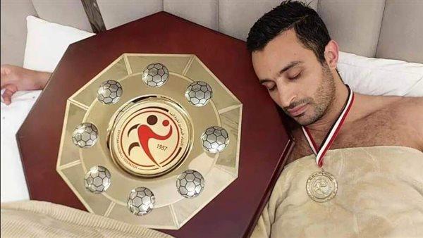 على طريقة ميسي.. لاعب الأهلي يحتفل بدرع دوري المحترفين لكرة اليد
