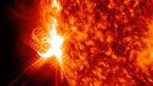   ظاهرة فلكية مثيرة ومذهلة.. توهجات قوية من الشمس تجاه الأرض