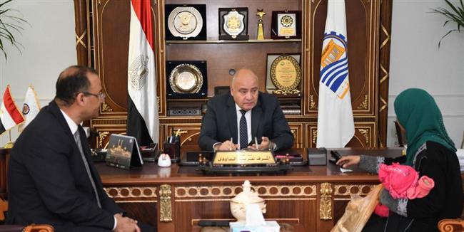 " الداودي " يستأنف استقبال المواطنين بمكتبه لبحث شكواهم بقنا