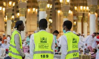   أكثر من 800 متطوع من تعليم المدينة المنورة يشاركون في خدمة المصلين بالمسجد النبوي