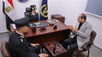 السيسي يتعرف على نظام العرض الإلكتروني على النيابة العامة من قسم شرطة مدينة نصر
