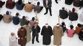 وكيل الأزهر يتفقد تجهيزات الإفطار الجماعي ويشارك الطلاب الوافدين الإفطار بالجامع الأزهر