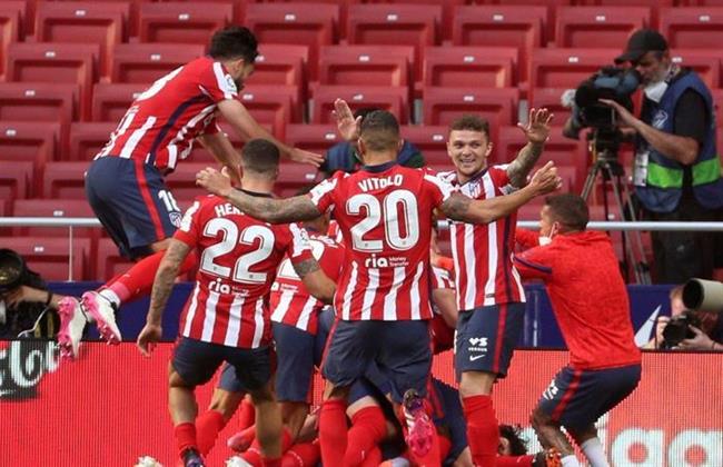 أتليتيكو مدريد يفوز على بلد الوليد في الدوري الإسباني ويقترب من ريال مدريد 
