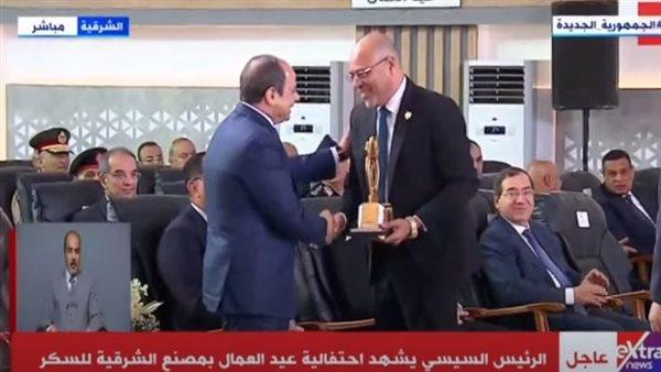 جبران يسلم الرئيس السيسي درع اتحاد نقابات عمال مصر