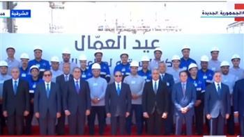 الرئيس السيسي يلتقط صورة تذكارية مع عمال مصنع الشرقية للسكر