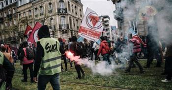   مواجهات عنيفة في بداية مسيرات باريس ضد قانون التقاعد