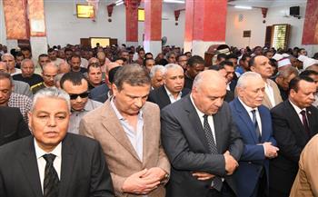 محافظي قنا والأقصر يتقدمان صلاة الجنازة ومراسم تشييع جثمان الكاتب الصحفى محمود بكرى