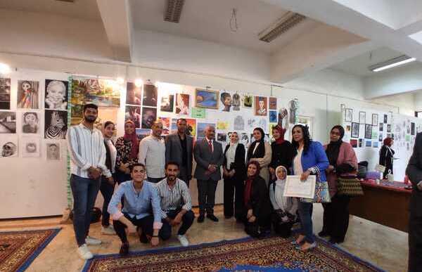 نائب رئيس جامعة الزقازيق يفتتح معرض الفنون التشكيلية للطلاب