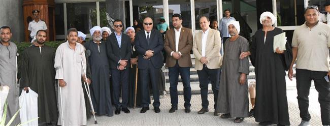 محافظ قنا يستقبل 15 مواطنا من ذوى الهمم بعد استلامهم الأطراف الصناعية