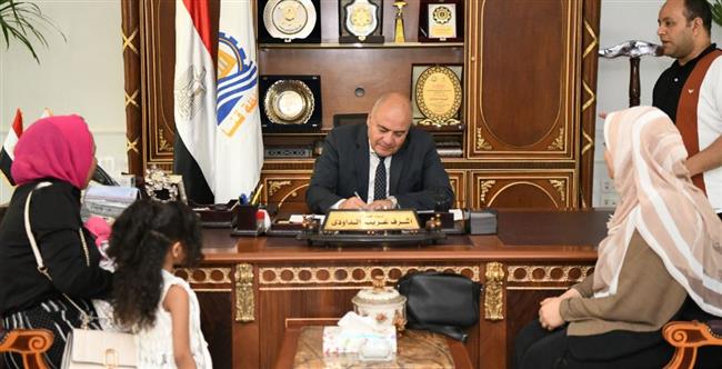 محافظ قنا يستقبل 50 مواطن بمكتبه لبحث مطالبهم وحل شكواهم