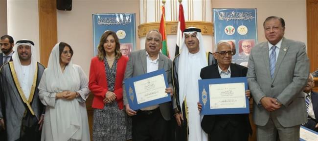 وزيرة الثقافة وسفيرة الإمارات ورئيس دائرة الشارقة يُسلمون تكريمات «ملتقى الشارقة الثقافي» 