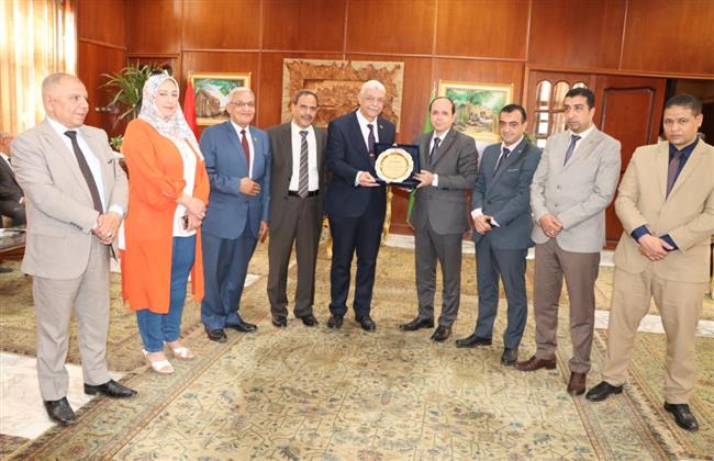 رئيس جامعة المنوفية يستقبل مدير جهاز تنمية المشروعات الصغيرة ويكرم المشرفين على دورة «المهارات الريادية»