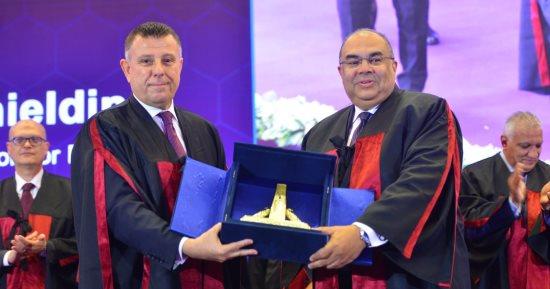 الجامعة البريطانية في مصر تهنئ الدكتور محمود محيي الدين لحصوله على الدكتوراة الفخرية