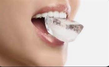 احذر هذه العادة.. مضغ الثلج يؤدى الي تلف في الاسنان
