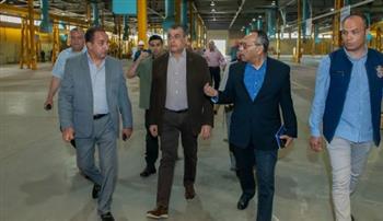  وزير الإنتاج الحربى يفاجيء قيادات وعمال «إنتاج وإصلاح المدرعات» بجولة تفقدية