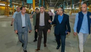 وزير الإنتاج الحربى يفاجيء قيادات وعمال «إنتاج وإصلاح المدرعات» بجولة تفقدية