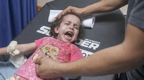 إصابة طفلة فلسطينية بشظايا صاروخ إسرائيلي في رفح