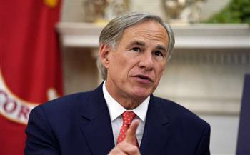«حاكم تكساس» يتهم إدارة بايدن بالتسبب فى تفاقم أزمة الهجرة