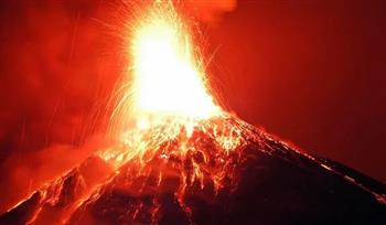   إندونيسيا... ثوران بركان أناك كراكاتو نافثا سحابة رماد بارتفاع 2500 متر