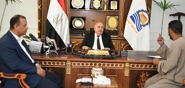 "الداودي" يستقبل 90 مواطنا لبحث مطالبهم وحل شكواهم بقنا