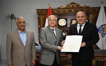 محافظ قنا يكرم مسئولي إدارة التعاون بالديوان العام 