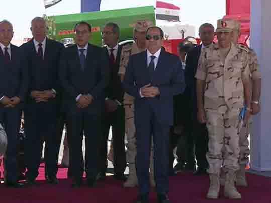 الرئيس السيسي يتفقد عددًا من المشروعات بشرق العوينات