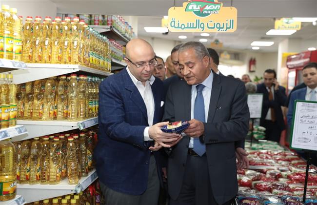 وزير التموين يطمئن المواطنين على توافر السلع الأساسية