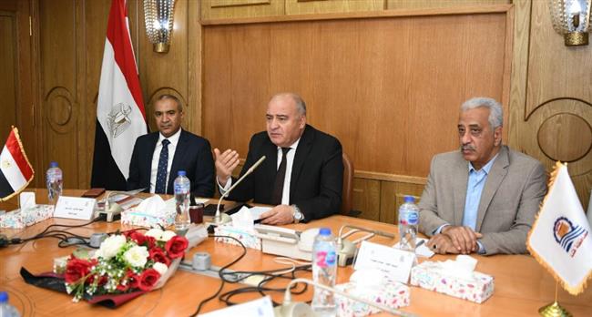 محافظ قنا يبحث آليات استكمال مشروع الصرف الصناعى لمصنع الورق بقوص 