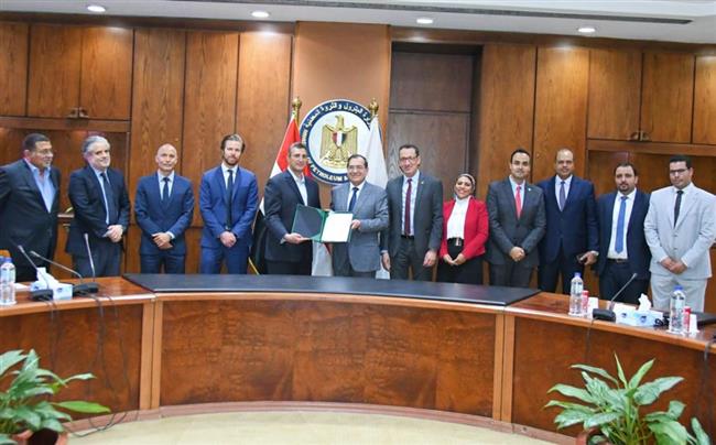 وزير البترول يسلم الرخصة الأولى في مجال خدمة مزاولة الشركات العالمية لتمويل السفن