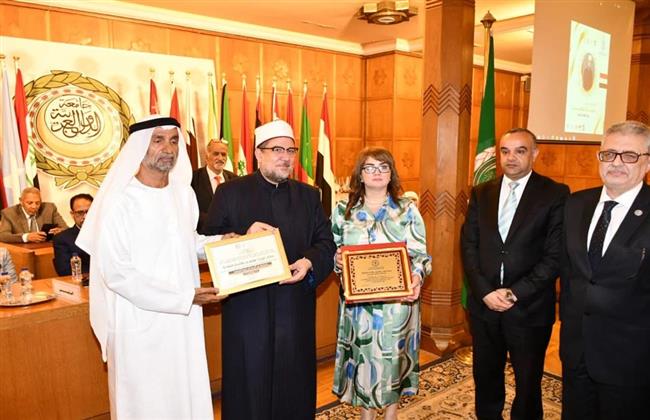 منح درع مجلس الأسرة العربية للتنمية لـ وزير الأوقاف