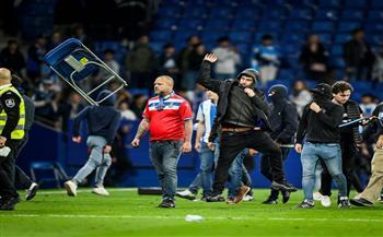 جماهير إسبانيول تقتحم الملعب وتهاجم لاعبي برشلونة خلال احتفالهم بالليجا