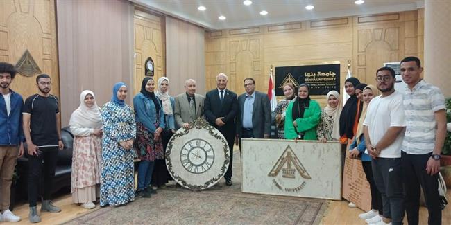 ضمن مشروعات التخرج الفنية طلاب «نوعية بنها» يهدون جدارية للجامعة