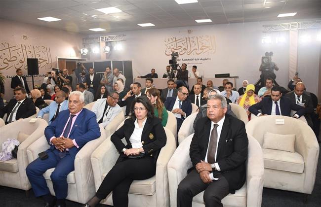 أحد المواطنين بجلسات الحوار الوطني يوجه رسالة للرئيس  