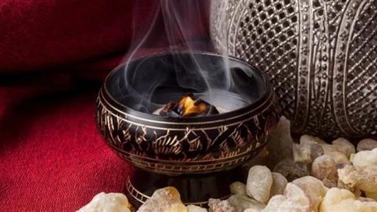أسرار لا تعرفها .. ماذا يحدث عند إشعال البخور في المنزل وهل يؤثر على الجن؟
