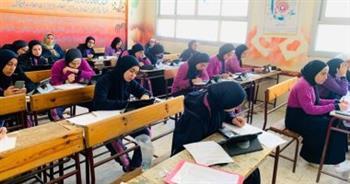 طلاب الصف الثانى الإعدادى بالجيزة يؤدون اليوم امتحان اللغة العربية
