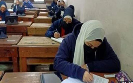 امتحانات الثاوية العامة.. التعليم: الإجابة فى كراسة الأسئلة ممنوعة 