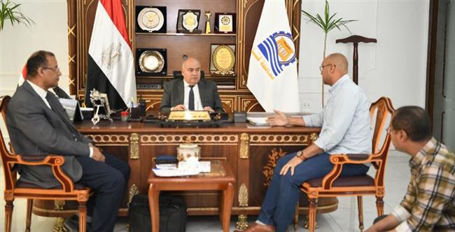 محافظ قنا يستقبل 88 مواطنا لبحث مطالبهم وحل شكواهم