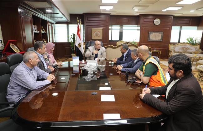 محافظ بني سويف يجتمع بجهاز التعمير وشركة المقاولون لإعادة إنشاء معرض شباب مصر