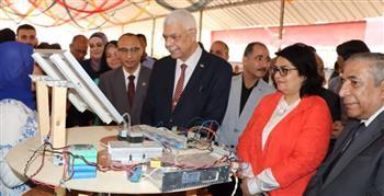 رئيس جامعة المنوفية يتفقد 20 مشروع واختراع لطلاب الهندسة الإلكترونية 