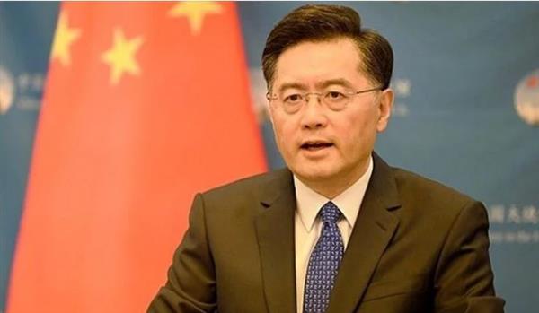 وزير خارجية الصين يؤكد ضرورة تعزيز التعاون والتنسيق المشترك مع سيراليون