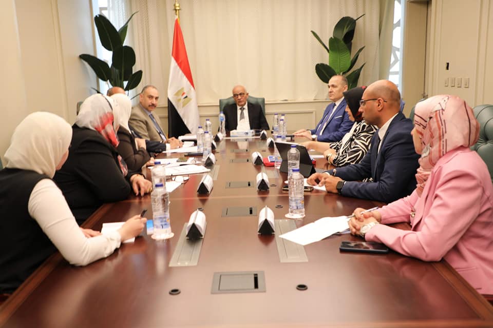 وزير التعليم يبحث آليات زيادة الاستثمار في مدارس النيل الدولية والتسويق لها خارج مصر