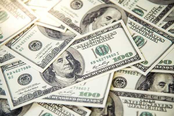 سعر الدولار يتراجع خلال شهرين.. بشرى سارة من خبير اقتصادي
