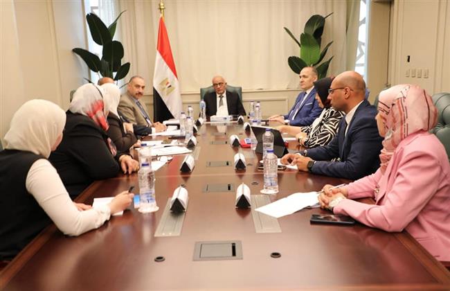 وزير التعليم يبحث آليات زيادة الاستثمار في مدارس النيل الدولية والتسويق لها خارج مصر
